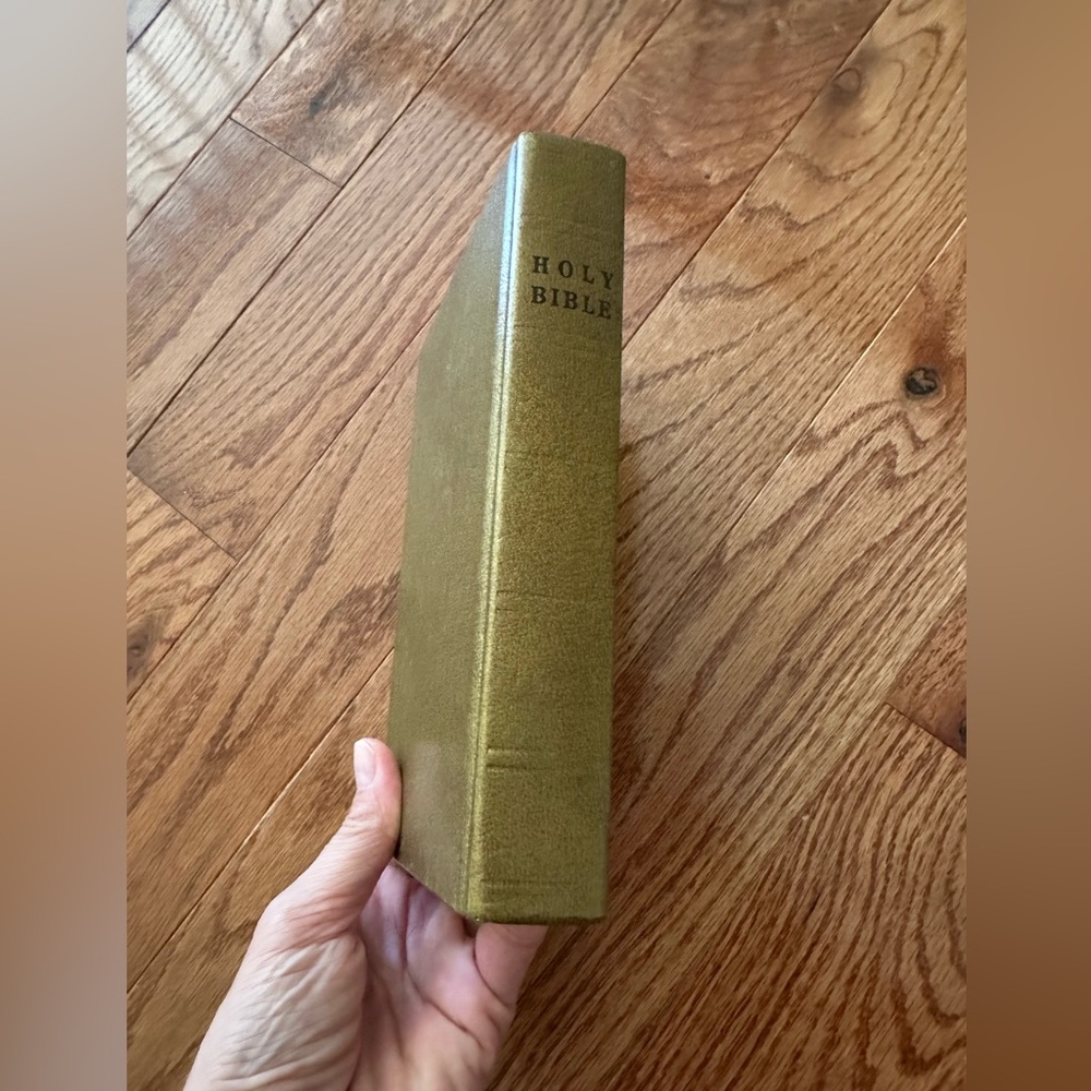 Gold Holy Bible by The Gideons - Picture 3 of 9